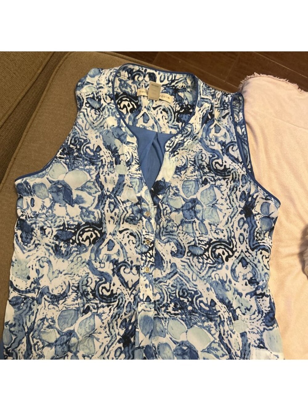 Hanna & Gracie Womens Size Small Blue And White Print Sleeveless Top Button